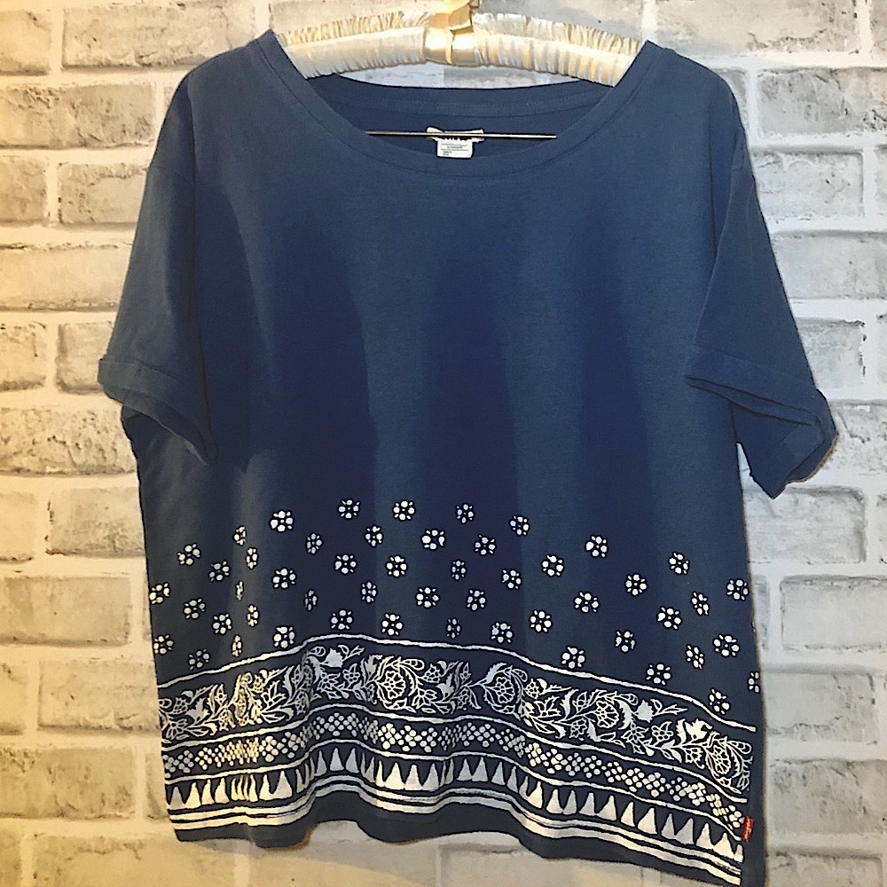 🦋Levi’s Blue Tee with Floral Designs
